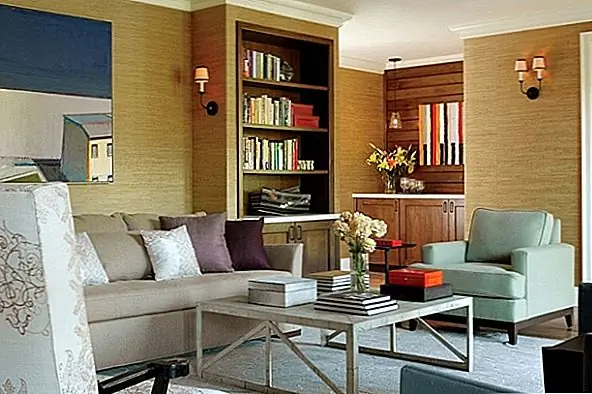 Квадратный журнальный столик в гостиной