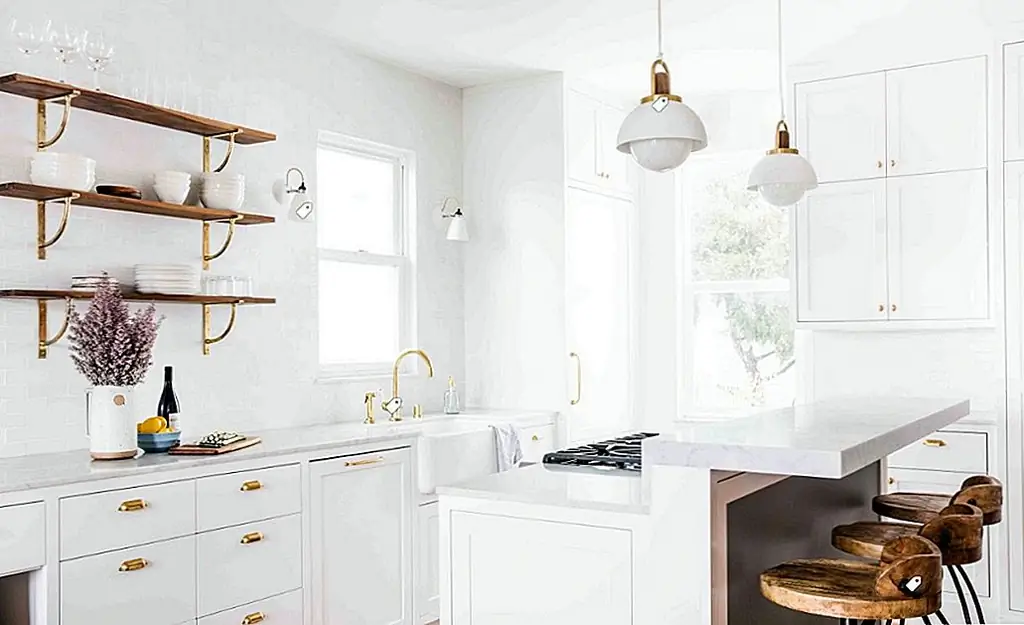 Используйте акценты и аксессуары, чтобы вытащить все вместе. Изображение: Katie Martinez Design