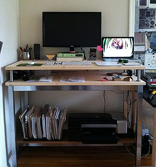 Вы можете создавать персонализированный стол, смешивая и сопоставляя различные детали и детали. Вы можете добавить хранилище на стол, может быть, полка под принтером или одна для документов и других принадлежностей. Попробуйте эту версию. Вам понадобится следующее: