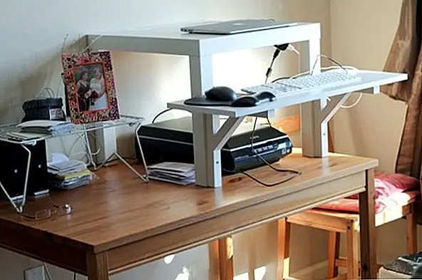 Стол - один цвет, но вы можете чувствовать себя свободным, чтобы вы выглядели, как хотите. Отрегулируйте высоту, пока не найдете идеальную для вас. Вы можете использовать книгу, чтобы поднять свой ноутбук, если это необходимо. {Найден нахождении в своем здоровье}.