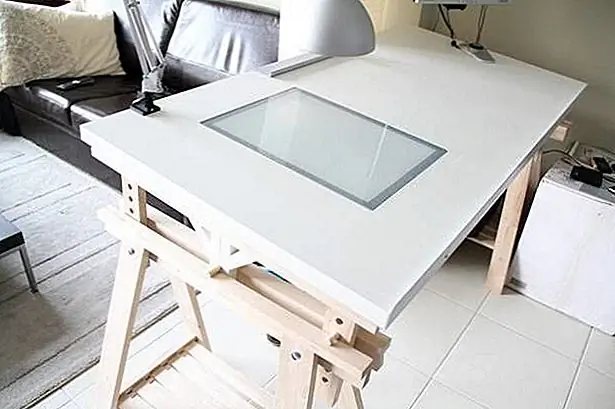 Постройте опору для эстакады, прикрепите колышки, просверлите отверстия, завершите поддержку, а затем все начнет вставать на свои места. Вы только что создали свой рекламный стол с регулируемым углом. {Найдено по инструкциям}.