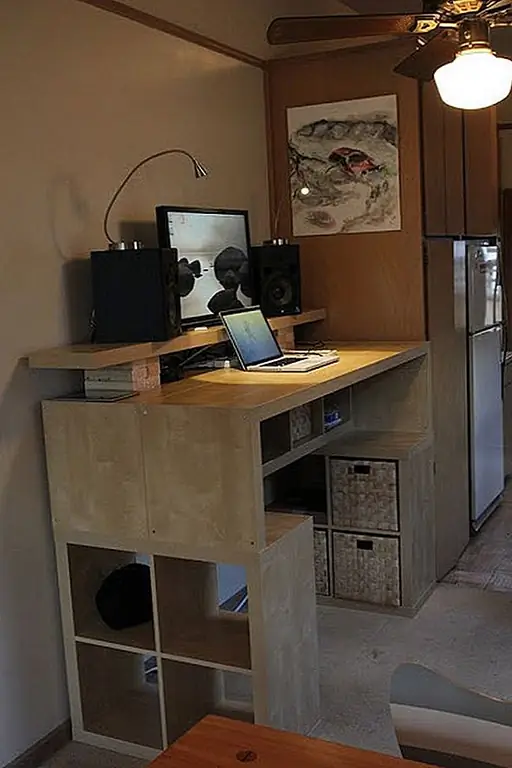 Большой стоячий стол, подобный этому, должен обеспечивать достаточное пространство для хранения всех основных предметов и должен быть достаточно удобным даже для высокого человека. Постройте стол, используя