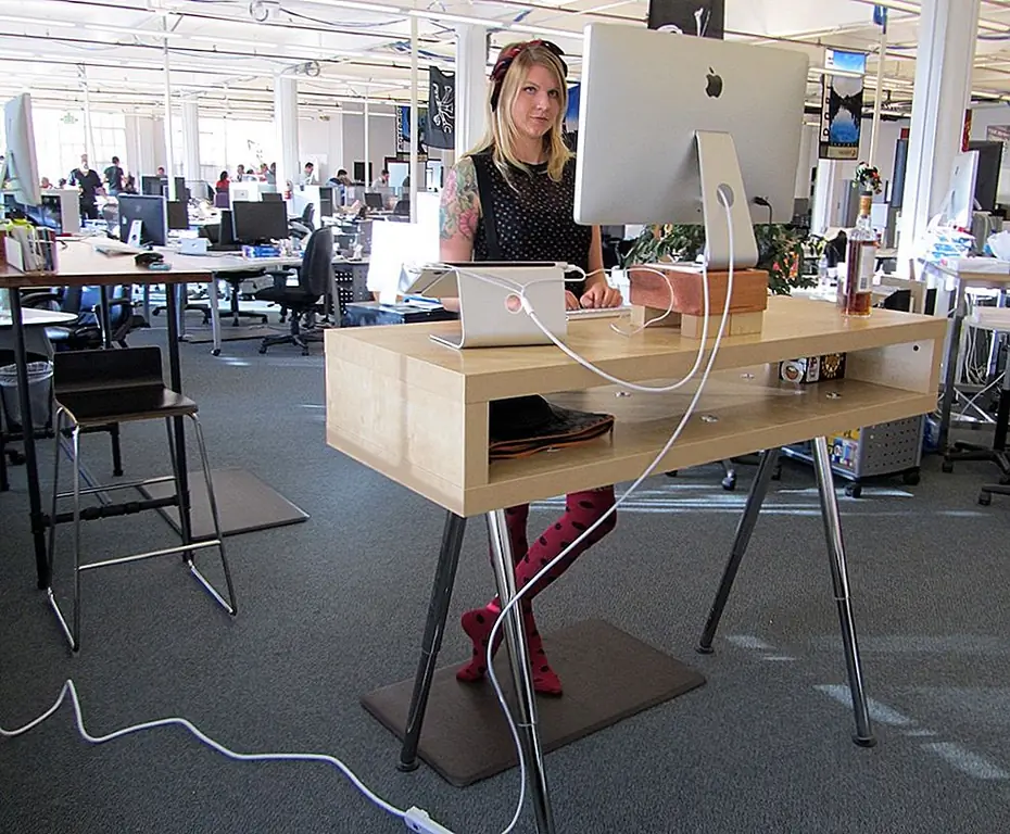 Если вы новичок в проектах DIY, то звезда с чем-то просто. Например, кубический стол, подобный этому. Сначала получите свои запасы: