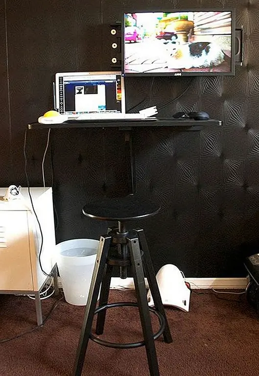 Если вы хотите, чтобы ваш стоящий стол был как можно меньшим, но все же должен быть функциональным и практичным, подумайте над монтажом монитора на стене. Вы сэкономите место на столе. Еще одна отличная идея - иметь письменный стол, который складывается. Таким образом, вы можете использовать дополнительное пространство для других целей, когда вы не работаете. {Найден на квартирной терапии}.