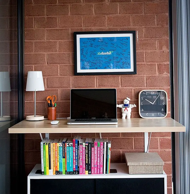 Объедините элементы, которые вы найдете в IKEA, с предметами мебели, которые у вас уже есть. Например, этот стоячий стол представляет собой комбинацию между столешницей от ИКЕА и современной вехой, которую владелец уже имел в доме. Они отлично смотрятся вместе. {Найдено на flickr}.