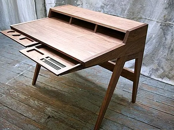 Laura Desk имеет простой, элегантный и вневременный дизайн. Он функциональный и современный, и он оснащен тремя открытыми кубиками сзади для шнуров и двумя ящиками спереди для хранения мелких предметов. {Найден на сайте}.