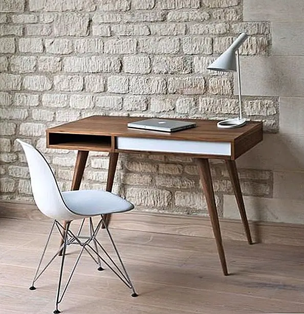 Стол Celine очень шикарный. Он имеет конические ноги и тонкий дизайн. Скрытый ящик позволяет хранить небольшие предметы, делая стол идеальным для небольших помещений. Доступен на месте.