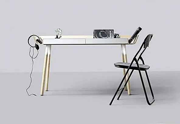 Этот элегантный кусок представляет собой письменный стол с пробелами для блокнотов, ручек и карандашей. Это позволяет вам быть организованным и содержать ваше рабочее место в чистоте и порядке. Стол также выглядит элегантно и универсально. {Найден на сайте}.
