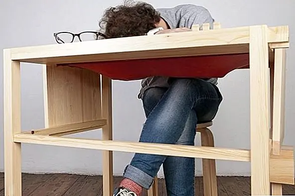 Видимо, очень просто, этот стол скрывает множество замечательных функций. Это называется Столом Завака, и у него есть деревянная поверхность, которая переворачивается, чтобы раскрыть мягкую ткань внизу. Он был спроектирован с чувством юмора для тех, кто иногда во время работы во время сна.