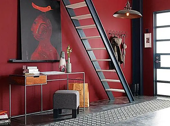 Guapo Desk имеет легкий и минималистский дизайн. Он имеет сырую промышленную отделку, которая придает ей тонкий профиль и идеально подходит для небольших помещений из-за его размеров. Он сделан из устойчивого дерева манго и имеет практичный ящик для хранения. Доступен для 499 $.