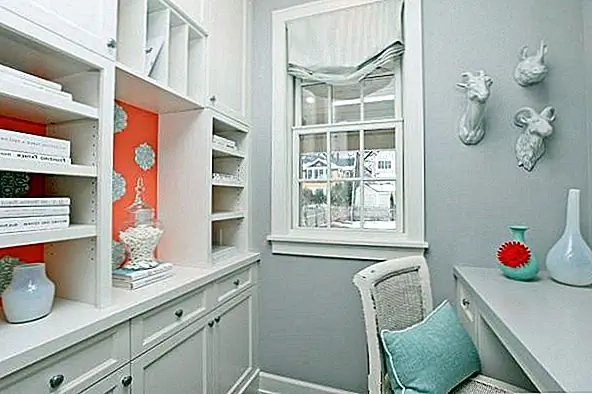 Еще одна причина, по которой совершенно белый офис - отличная идея: показать свой личный стиль. Сохранение этого монохроматического цвета этого нейтралитета состоит в том, что вы можете включить свою индивидуальность в каждый предмет мебели, искусства и небольших аксессуаров, не подвергаясь бомбардировке цветовыми сочетаниями и темами.