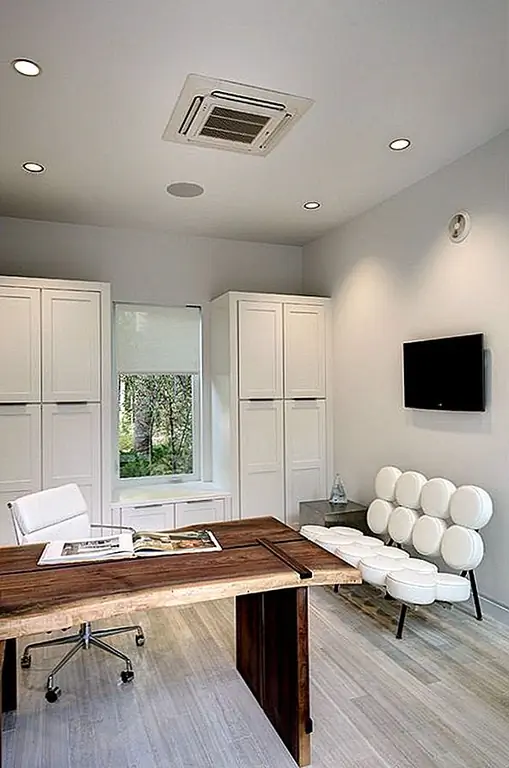 С полностью белой стеной, убедитесь, что вы создаете некоторые размеры и текстуру для стен. Стены искусства, стеллажи или что-то немного из коробки поможет добавить интерес к незаполненному пространству. Вы уже получаете иллюзию лишнего пространства, используя белые стены, но это не значит, что все будет скучно. Найдите фанки (и белые) аксессуары, чтобы украсить и добавить свою личность вокруг комнаты.