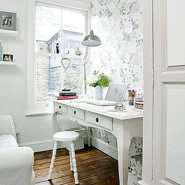 Не забудьте включить свет. Чтобы сделать ваш белой домашний офис еще ярче, более просторным и более вдохновляющим … откройте окно. Не закрывайте окна с помощью каких-либо процедур и убедитесь, что у вас есть прекрасные лампы, которые выделяют отличное освещение. Он открывает комнату еще больше и отскакивает от чистых белых стен.