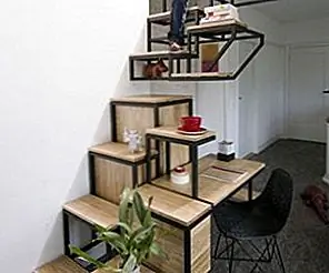 Стол, Хранение и стеллажи, объединенные в инновационной лестничной конструкции