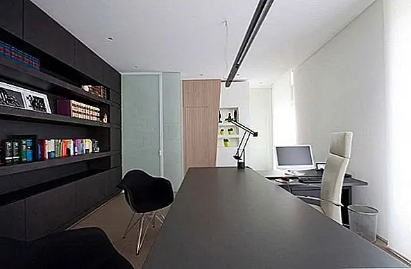 В какой-то момент у вас создается впечатление, что вам нужно подождать, пока каменная стена будет двигаться или открываться, чтобы вы могли видеть за ее пределами. Вся комната раскрывает определенный свет, который подчеркивает теплую атмосферу, хотя мы находимся на рабочем месте, в уютном офисе. Вы можете почувствовать необходимость открыть входную дверь и посмотреть, что находится за пределами этой комнаты.