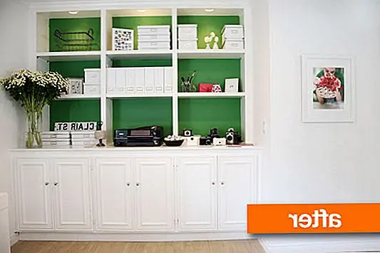 Стены также были окрашены в белый цвет. Поскольку стены и мебель были теперь все белые, это позволило декораторам вводить некоторые оттенки цвета здесь и там. Ручки также были заменены сатиновыми яйцевидными яйцами, и это действительно осветил атмосферу. Книжные полки выглядели действительно красиво в белом, но это было немного подавляющим, так что задняя часть была окрашена в зеленый цвет. Таким образом, декор является ярким и свежим. {Найден на квартирной терапии}.