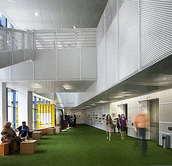 Восстановленное лобби Galen, разработанное «Formwerkz Architects», демонстрирует, что Ascenda движется к энергосбережению, а во-вторых, лобби - идеальное место для встреч, выпивки кофе, столовой и т. Д. {Найденный на архиепископии и фото Джереми Сан }.