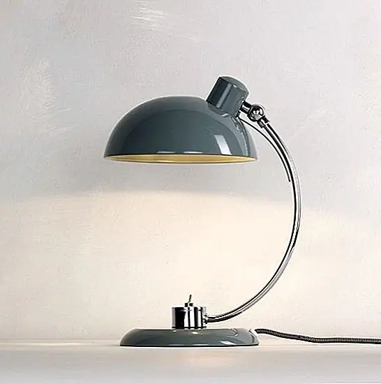На любом столе нужна лампа. Эта модель имеет простой и ретро-дизайн, с хромированным изогнутым металлическим штоком, который соединяет металлический оттенок с основанием. Это просто и функционально, именно то, что нужно для офиса. Размеры лампы составляют H37 x W20 см, и для этого требуется 1 x 40 Вт макс. Шарик для гольфа SES.Available за £ 40.