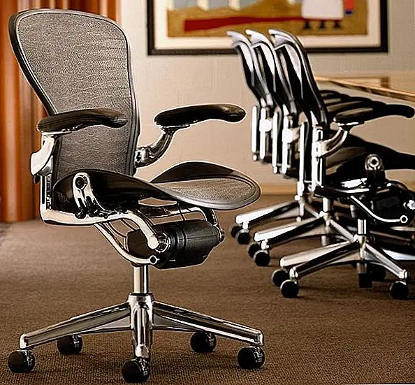 Стол очень важен, но и стул. При работе важно чувствовать себя комфортно, и это может значительно повысить производительность. Aeron - очень функциональный и удобный стул, который также отличается очень стильным дизайном. Фактически, это часть постоянной коллекции Музея современного искусства. Стул приспосабливается естественно практически к каждому телу, и он на 94% подлежит вторичной переработке. Доступен за 869 долларов.