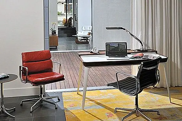 Еще один отличный выбор для офиса - председатель управления группой Aames Aluminium Group. Он был спроектирован Чарльзом и Рэем Имсом, и он имеет изящный силуэт. Стул предлагает бесконечный дизайн и высокие стандарты комфорта. Это кресло с низкой спинкой с ручками, и оно также может быть настроено с вашим выбором материала и отделки. Доступно за 1839 долларов.