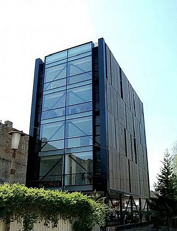 Офисное здание Futura находится недалеко от станции метро Obor, сотрудники имеют возможность зайти в офис на машине и на общественном транспорте. Power Net Consulting является одним из крупнейших поставщиков интегрированных решений в Румынии. Компания была основана в 1999 году Эмилем Мунтяну, Эдуардом Дмитриевым и усами Стефана. {Найден на wallstreet}.