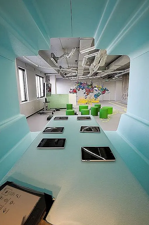 Штаб-квартира Stichting Kennisnet расположена на нескольких этажах в промышленном здании, и этот новый центр должен представлять собой место, где они могли бы принимать своих гостей из разных образовательных областей, место, где 30 человек могли бы преподавать и учиться одновременно, на наименее 5 гибких рабочих помещений, которые могут вместить до 6 человек, а также место для хранения дополнительных стульев и столов. Это должно быть яркое и радостное место, где они могли бы много экспериментировать.