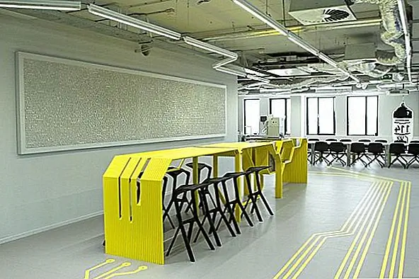 Чтобы создать такое привлекательное место, были использованы новаторские материалы, интересные акустики, такие как панель клавишных клавиш, флуоресцентное светодиодное освещение были размещены параллельно печатным линиям на полу в качестве пешеходных маршрутов по всему уровню, прямые диваны из мягкая пена и увеличенный синий интернет-штекер из пенополистирола.