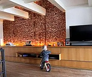 Как интегрировать открытые кирпичные стены в интерьер интерьера