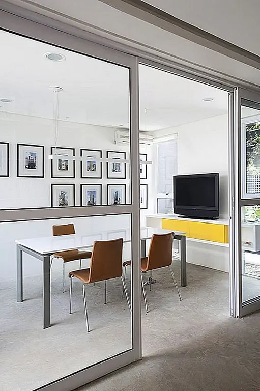 Внутри архитекторы хотели создать функциональное, но и знакомое рабочее место. Существует двухэтажный потолок с большой книжной полкой на стене, который организует все документы из офиса. На первом этаже есть зона для смешивания и рабочего пространства с яркими цветами и качественными материалами. Этот простой и понятный проект сумел создать отличное рабочее место, щедрое, яркое, практичное и очень подходящее для небольшой компании. {найден на архиепископии и фото Фран Франте}