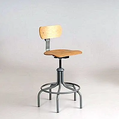 Сидения и спинка выполнены из кленового дерева и изогнуты, чтобы следовать естественной форме человеческого тела. База довольно интересная, так как у нее пять маленьких ножек, поддерживающих стальной круг, который еще больше соединяет верхнюю часть пяти ножек, пока они все не соберутся в кучу, оставив одну стальную опору для кресла. Этот гигантский «винт» позволяет регулировать высоту кресла, так что вы можете сделать его совершенно удобным для любого сидящего там человека. Цена предмета составляет $ 288.