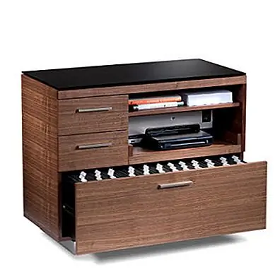 Этот практичный предмет мебели является частью коллекции под названием Sequel Office Collection, которая также включает в себя: стойку для сиквелов, компактный стол, стойку регистрации, письменный стол для полуострова, стол для моста, 3-я шкафчик для ящика, подставку для пейджеля, подставку для большого стола, боковой шкаф для файлов, боковой Шкаф для хранения и шкаф для процессора.