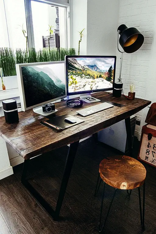 Трещины и дефекты, которые часто видны на мелиорированных деревянных досках и мебельных изделиях, не являются дефектами, которые делают его менее ценным или красивым, но на самом деле желательные детали, которые делают этот предмет особенным. Этот стол особенный по еще одной причине: он сочетает в себе регенерированную древесину и металл, в результате получился промышленный стиль, который, тем не менее, наполнен теплом и характером.