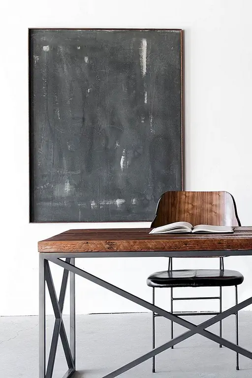 Как мы уже упоминали ранее, у вас есть два варианта: самостоятельно изготовить стол или получить готовый, похожий на этот прекрасный кусок, который мы нашли на etsy. Рабочий стол имеет чистый и простой дизайн, с металлической рамой и твердым верхом из дерева, спасенного от старых амбаров и других подобных сооружений.