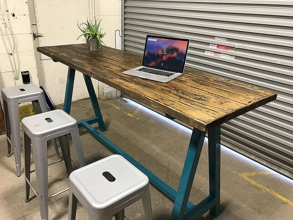 Он имеет отрезанную деревянную верхнюю часть, но на самом деле это не рабочий стол, хотя он может использоваться как таковой. Этот универсальный кусок представляет собой стол, достаточно высокий, чтобы его можно было использовать с табуретом в баре или в качестве стоящего стола. Он прочный и долговечный благодаря своей раме из стальной коробки, и он обладает большим характером, несмотря на его простоту и слегка прочный внешний вид.