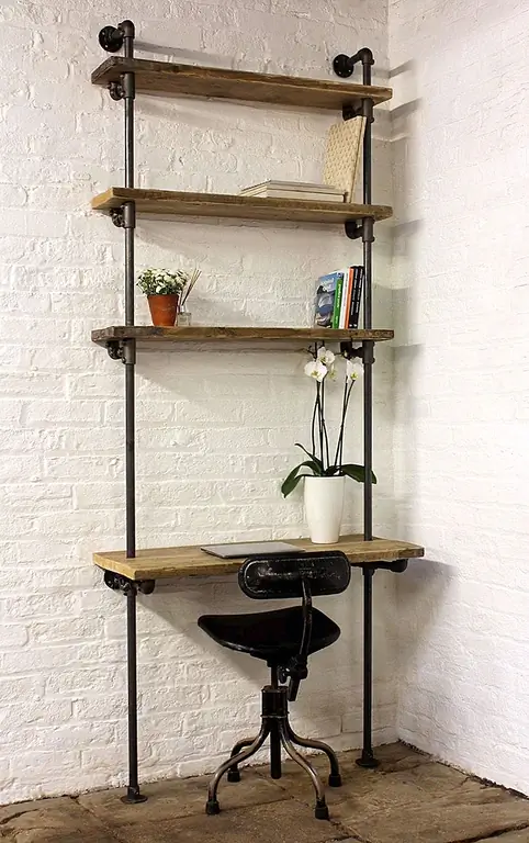 Вот еще один стеллаж из дерева и трубы, на этот раз с полками немного дальше друг от друга. Он выглядит действительно замечательно, особенно в сочетании со старым рабочим столом в промышленном стиле. Дизайн невероятно прост, и вы можете легко попытаться построить что-то подобное себе.