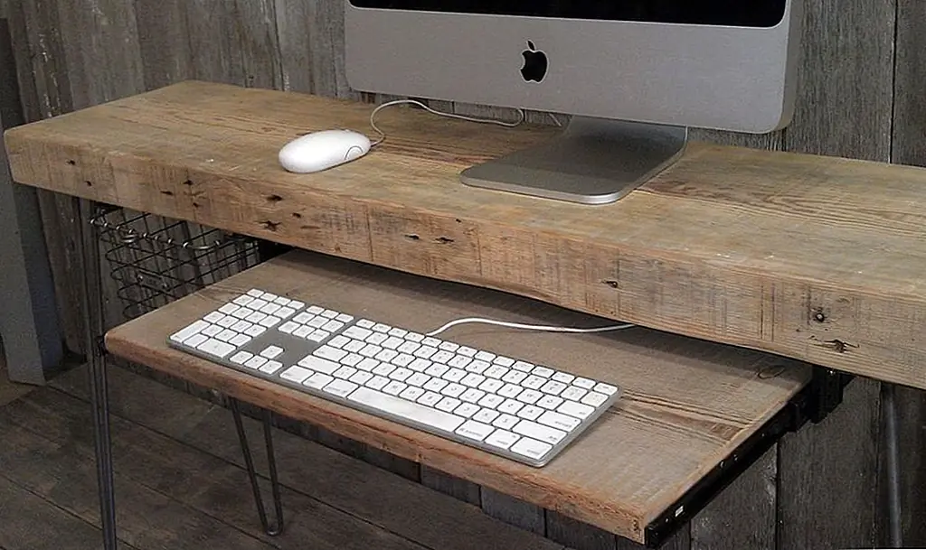 Если вам нравится идея иметь отреставрированный деревянный стол или что-то еще сделанное из спасенного пиломатериала, вам необязательно делать это самостоятельно. Urban Wood Goods предлагает ряд действительно отличных дизайнов и опций, выполненных вручную и единственных в своем роде. Это включает обеденные столы, барные стулья, столы и другие изделия из твердой регенерированной древесины, каждая из которых наполнена выветренной красотой последних десятилетий.