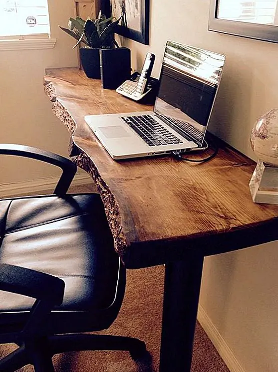 Самое замечательное в восстановленной древесине - это тот факт, что каждая часть имеет историю. Он был изменен временем и наполнен всякими деталями. Этот стол, например, сделан из плиты из соснового дерева и имеет этот невероятно подробный живой дизайн, который демонстрирует крошечные щели, вырезанные жуками и временем.