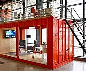 Вне офиса коробки с комнатой ожидания внутри контейнера для доставки