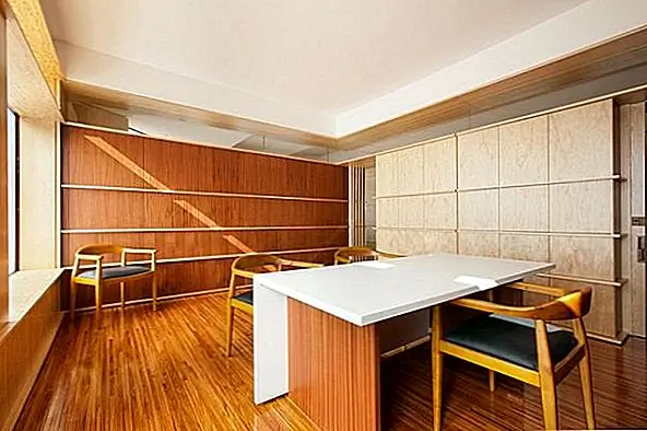 Материалы, которые были использованы, были тщательно подобраны, чтобы упростить решения, а также сделать все дешевле, ускоряя строительство. Стены, мебель и тротуар были решены только с использованием деревянных панелей. Таким образом, офис имеет единый вид, а также привлекает и больше подходит для дома. Общее представление довольно абстрактно. Это также чисто, просто и также персонализировано в одно и то же время. {Найдено в archdaily}