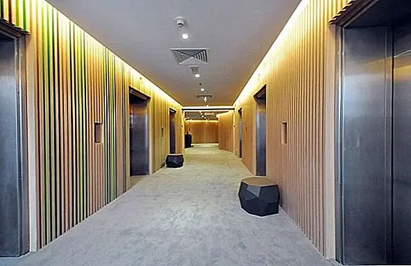 Затем, когда вы входите, вы дойдете до стойки регистрации, вырезанной из натурального камня. В офисах много цветов, а также комнаты с бабочками. Это пространство, вдохновленное природой, которое предлагает другую точку зрения на концепцию офиса. Сервисные офисы названы в честь разных пород птиц, а атмосфера теплая, привлекательная, успокаивающая и расслабляющая. Это идеальная рабочая среда, пока вы не слишком расслаблены. {Найден на archdaily и pics by apbcOffices}.