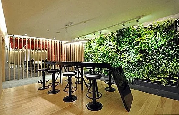 ApbcOffices в Малайзии с зеленой стеной внутри