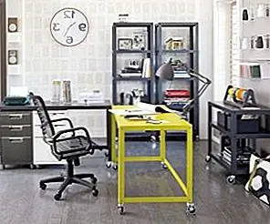 Практичный и универсальный стол для визитных карточек