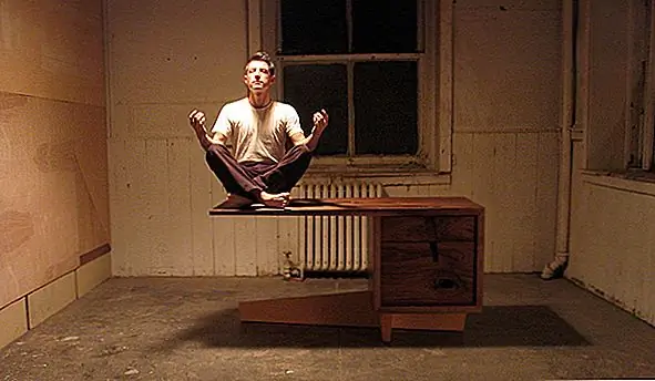 Поскольку это такая необычная и уникальная деталь, стол не найден в магазинах. Однако вы можете заказать аналогичную статью по электронной почте. Цена этой оригинальной и элегантной штуки составляет $ 4900. Он стильный и минималистский, и он будет выглядеть замечательно в офисах, спальнях, гостиной, библиотеках, студиях и в любом другом месте, где вы можете найти место для этого.