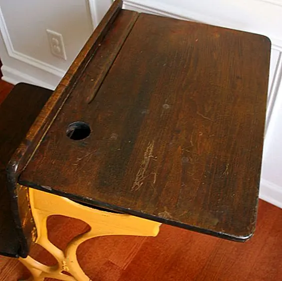 Поскольку это такой красивый предмет мебели, стол может также служить прекрасным декоративным предметом для дома, когда он больше не нужен. Его также можно использовать в качестве прикроватного столика в детской комнате, и при использовании в качестве стола он отлично смотрится в сочетании с небольшим табуретом или другими винтажными украшениями. Доступен за 195 $.