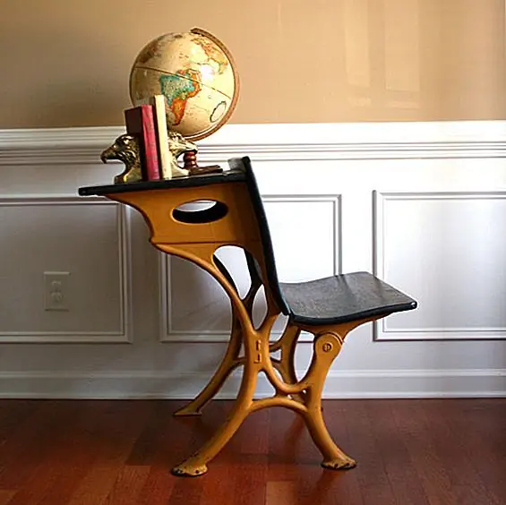 Старинный школьный стол для вдохновляющего опыта дома