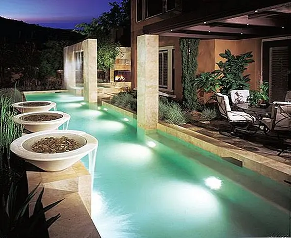 Вы также можете рассмотреть возможность использования падающей воды, чтобы сделать свой бассейн отличным. В этом дворе есть три простых чаши, из которых вода падает в бассейн. Он прост, но обладает привлекательным визуальным эффектом.