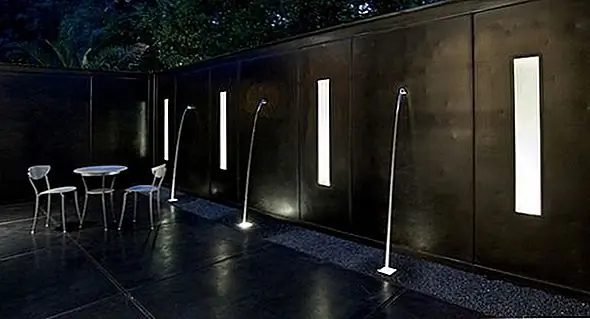 Также возможно иметь изысканные водные объекты на вашем внутреннем дворике без бассейна или пруда. Вода выходит из стены, а затем исчезает в крошечных щелях в землю. Это непрерывный цикл, а акцентное освещение подчеркивает красоту водных объектов.