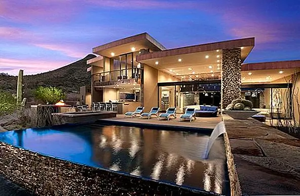 Водные объекты, подобные этому, предназначены не только для отображения. Лист воды на краю этого бассейна также помогает циркулировать в воде и охлаждает его одновременно. Таким образом, бассейн остается прохладным и привлекательным во все времена, даже когда на улице жарко.