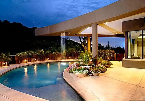 Как насчет чего-то еще более впечатляющего. У этого внутреннего дворика есть бетонная крыша, из которой в бассейн поступает вода. Водная стена превращает внутренний дворик в безмятежное и дзэн-пространство, особенно с этими красивыми цветниками, окружающими колонны.