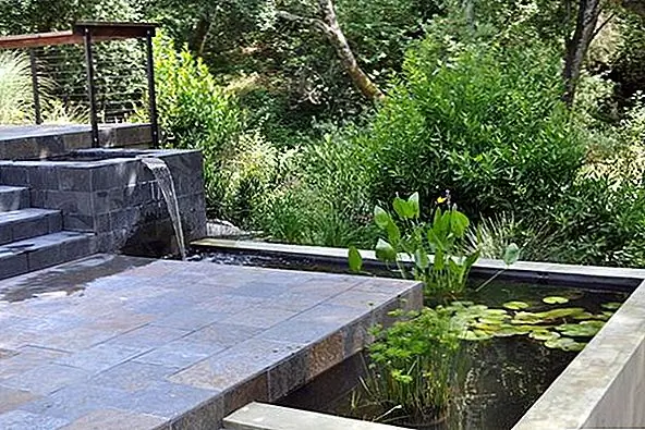 Если у вас есть большой сад, вы можете наслаждаться небольшим прудом. Возможно, вы можете добавить воду, такую как этот маленький водопад. Свяжитесь с природой и создайте свой собственный маленький рай.